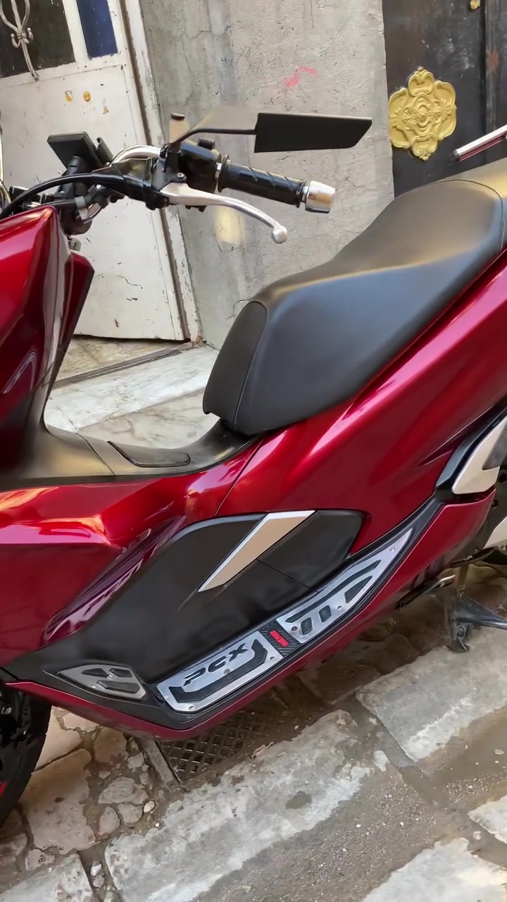 السلام عليكم شباب
للبيع دراجة pcx 2020 جيل ثالث 
بصمة نازلة من كلشي وكلاشي كفاله شرط 

رقم الشاصي JF81 ياباني 
لون مميز كرزي او ماروني 
عداد مسافة 33 الف حقيقي 
حجم المحرك 125cc 
تايرات خلفي امامي مشلن 
بخطوط الشركة 
بصمه دكمتين + مفتاح طوارئ 
دوسات نيكل اصليات 
تجوه خلفية اصليه مو تجارية 
قاعدة تليفون 
مري شفط اصليات 
حساس زدحام + ستان كهربائي 
عده سباين جوه كشن كامله 
اوراق منفيس شغلاته كامله 
مكمله كفاله عامه من طول للطول 
وين ميعجبك تفحص من باب تاخذه 

رقمي *********** 

العنوان النهظة شارع الشيخ عمر 
قرب باجة الحاتي
