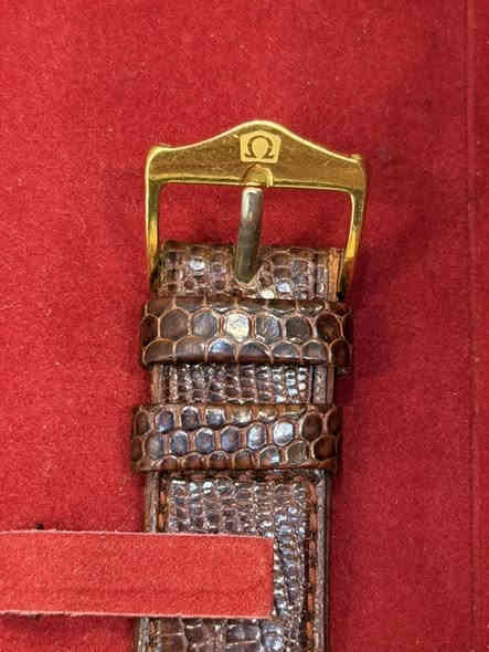 اكتشف قطعة من الفخامة السويسرية على معصمك! ⌚

ساعة أوميغا دي فيل بريستيج... حيث تلتقي الأناقة الكلاسيكية مع قيمة الذهب الأصيل. تمتاز بعلبة وسوار من الذهب الصب عيار ١٨ قيراطاً، مما يمنحها متانة وبريقاً استثنائياً.

✨ المواصفات الرئيسية:

· العلامة: أوميغا (Omega) - إرث سويسري من الدقة.
· الموديل: دي فيل بريستيج (De Ville Prestige).
· المادة: ذهب صب عيار ١٨ قيراطاً (ليس طلياً أو صفائح).
· الحزام: جلد تمساح بني فاخر.
· القطر: 32 ملم (مقاس رشيق وأنيق).
· مقاومة الماء: حتى 30 مترًا.
· ضمان الأصالة: السوار أصلي ومختوم، مع العلبة الأصلية.

📍 للتواصل والاستفسار والطلب:

· الموقع: واسط - الكوت
· الهاتف / الواتساب: ***********
