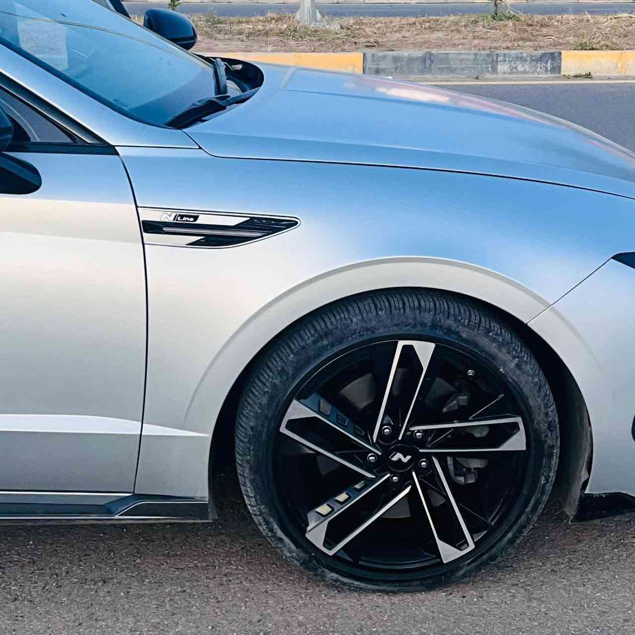 السلام عليكم ورحمة الله وبركاته
Hyundai sonata N line 2025
المحرك :2.5T 290hp
ناقل الحركه : DCT 8 غيارات
الممشى : 8000KM
الضرر : قطعتين جاملغ جهة السائق والدعاميه الاماميه تبديل 
اللون : سلفر مات 
مواد الداخليه : جلد ، شامواه 
السعر : 23,800$ وبيها مجال بسيط
رقم التواصل : ***********
