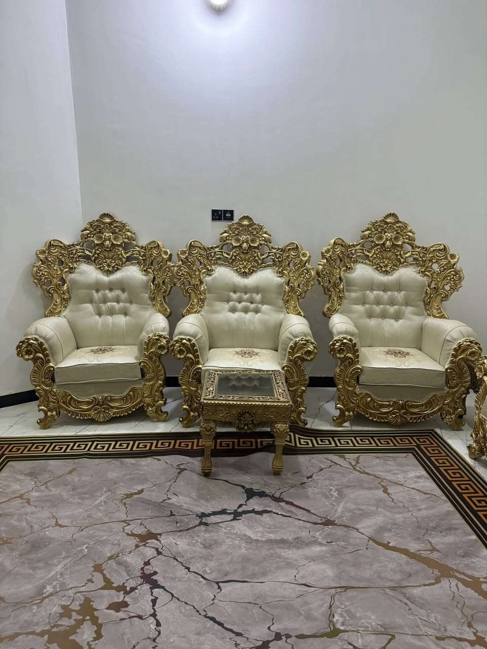 تخم قنفات ملكي 
مع طبلات سيت كامل وكوشات
السعر ( مليونين و150 الف )
جديد صارله شهرين 
مكاني الناصرية
السعر (مليونين و150 الف )
للتواصل ***********
