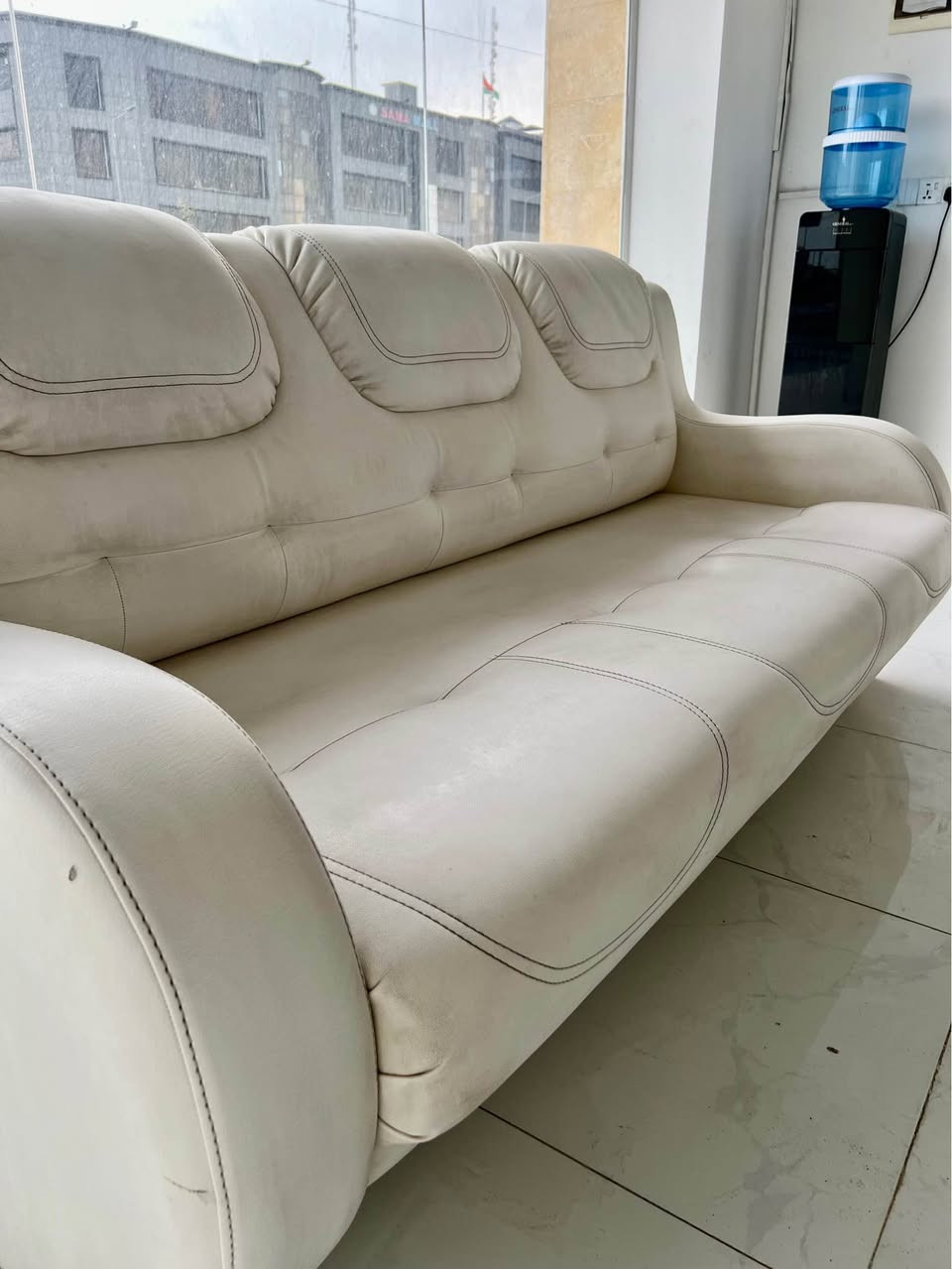 قەنەفەی جلدی سپی ڤانە ٣ تاكی ٥ نەفەری زۆر خاوێن و نوێیە، كەم بەكارهاتووە جلدەكەی ڕەنگی نوێیی لەدەست نەداوە چركی نەگرتووە وەك نوێ وایە، 
بە گەیاندنەوە ٧٩٥هەزار

Sofar 1+1+3 white leather very clean with least used! The sponges are like new, from VANA PRICE IS 795,000 with transportation to your home or office  009647512068262 أربيل, العراق


**إذا كنت صاحب هذا الإعلان وتريد حذفه لأي سبب، رجاءا أرسل رسالة إلى الدعم الفني**