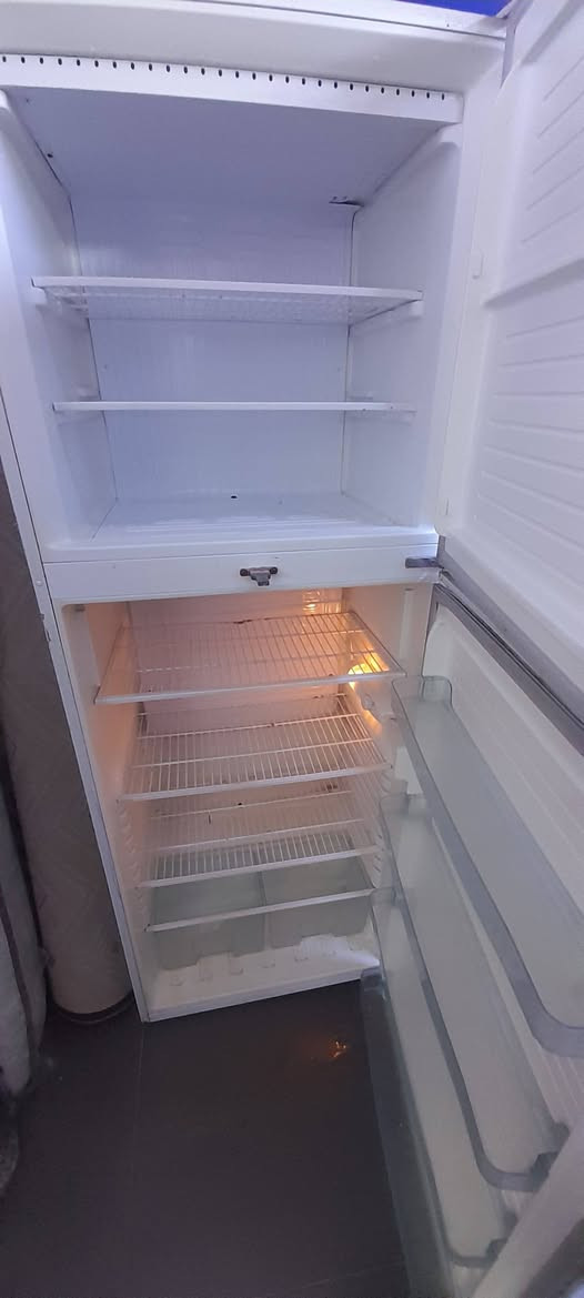 سلام عليكم عندي ثلاجة للبيع حجم ٢٨قدم ستعمال كلش بسيط نضافة ٩٩%١٠٠ على وضع شركة مامصلحة تبريد وتجميد ثلج ***********
