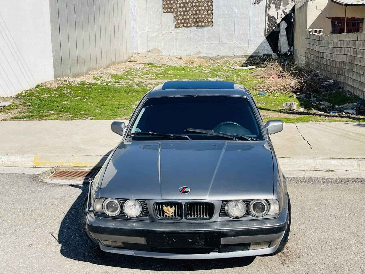 سەرەتا بەناوی خوای گەورە ئەو BMWبۆ فڕۆشتن مۆدڵ 93مەکینە 520گێڕ عادی دەعمو لێدراوی بەشەرت گێرومە کینە بەشەرتە سەیارەکە بئ مەسرەفە ماڵی خۆمانە دەستاو دەستی نەکردوە چوارجام کارەبایی  تێبینیی سەیارەکە علوجە ماڵی مەدەنی بئ کێشە  سعریش 32 و مەعامەلەیەکی برایانەی تێدایە شوێن ڕانیە حاجیاوا ژماڕە *********** ئەدمینی بەڕێز وەری بگرەمەمنونین
