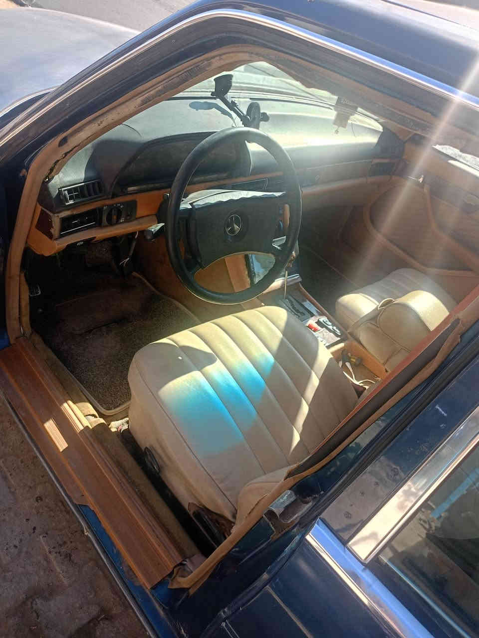 السلام عليكم 
مارسدس جامبو موديل 1984
السيارة جاهزة من كلشي 
تبريد ويه السويج 
تخم تاير جديد 
باتري جديد 
حداديه امامي خلفي جديدة 
كير ومكينه بطه ثنين ونص لا تبخير ولا تنقيص 
السياره باسمي  
السنويه 2030 
للستفسار رقم الهاتف 
***********
