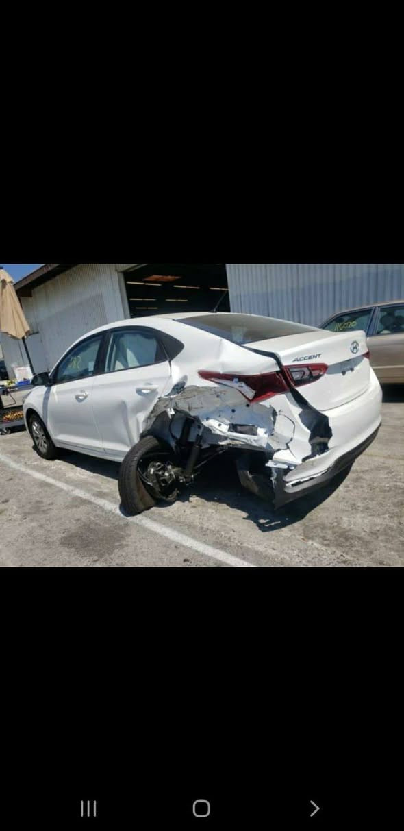 هيونداي أكسنت شكل الانترا وارد امريكي
موديل ٢٠٢٠
السعر المطلوب ١٢٠ ورقة و بيها مجال
ماشيه ٦٥الف كيلومتر 
مكان السيارة  بغداد العبيدي  شارع ٢٠
رقم الهاتف ***********
