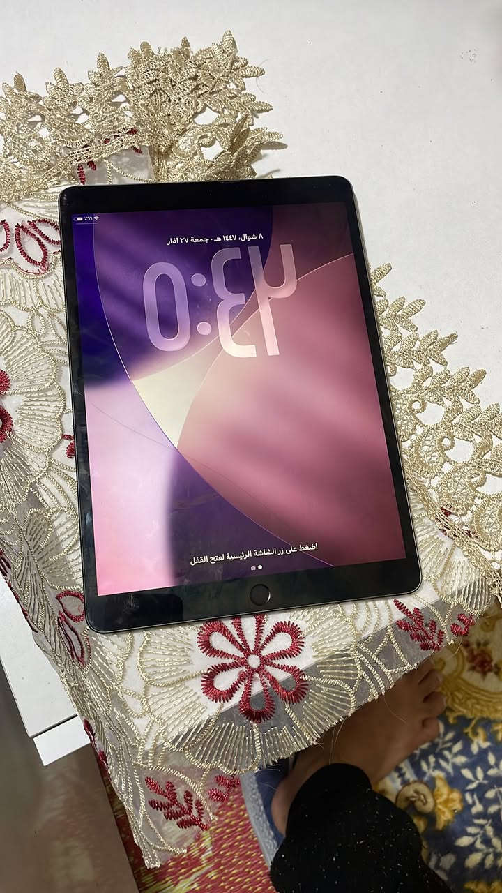 سلام عليكم عندي هذا الايباد اير 3 جهاز فول مابي اي مشكله بس فطر بل بلازمه مائثره عل لمس ابد والبطاريه فول مره عفته اربع ايام بلا شحن يعني انسى سالفه الشحن بل بوبجي فول 60 فريم مكاني بغداد هذا رقمي ***********
