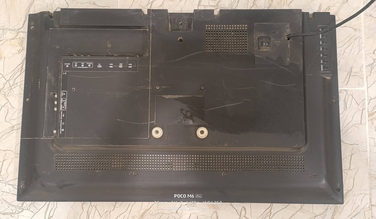 السلام عليكم 
شاشة نظيفة للبيع حجم 32
السعر 75 وبيها مجال 
***********
