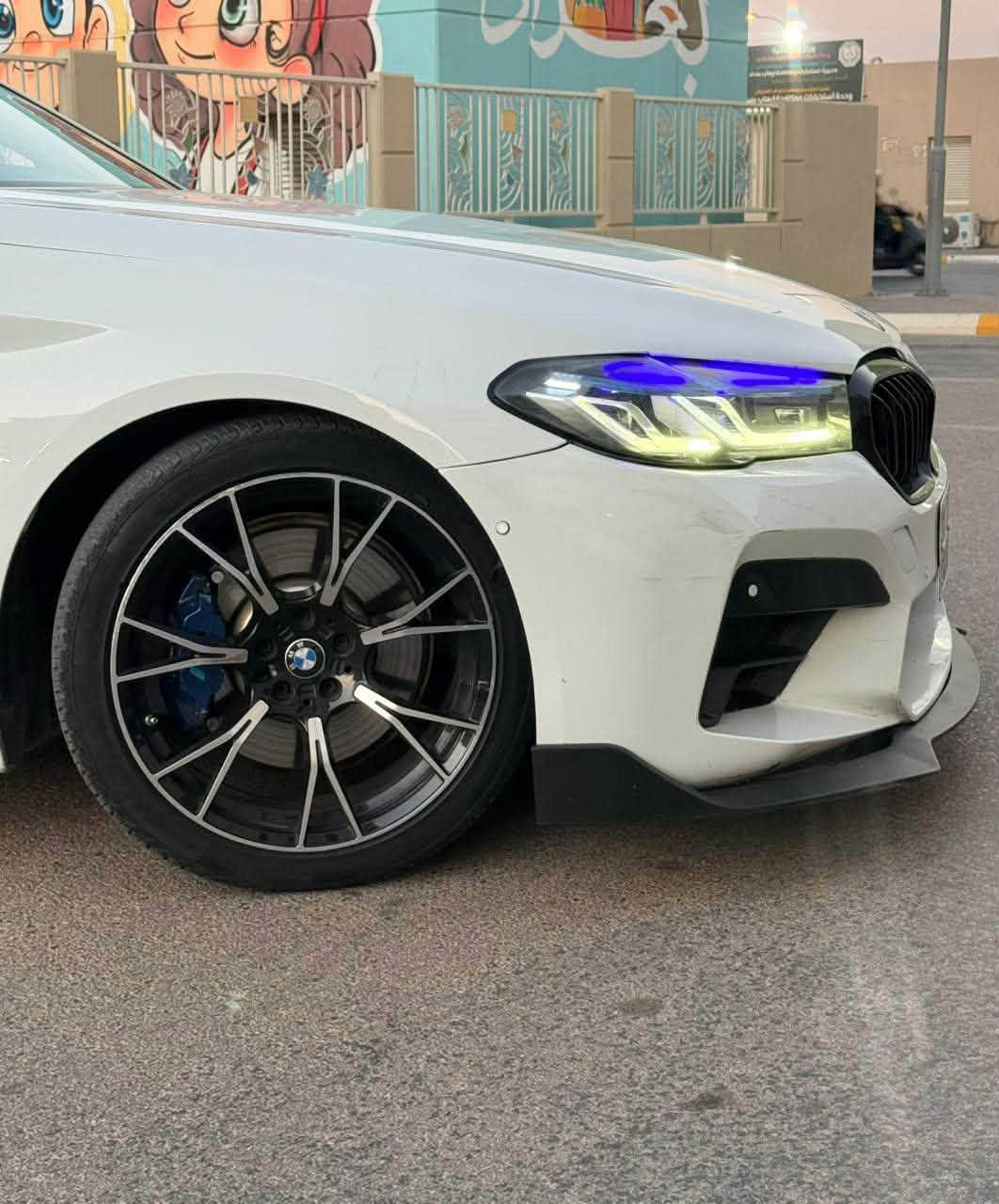 السلام عليكم
للبيع او مراوس 
| BMW 540i موديل 2018 (دفع خلفي)
سيارة نظيفة جداً وبحالة ممتازة، فول مواصفات وجاهزة للاستخدام بدون أي مصاريف.
السعر 285 ورقه 
المواصفات:
* محرك 6 سلندر (3000 تون تيربو )
* دفع خلفي
* فتحة سقف
* تشغيل بصمة
* دخول ذكي (بصمة أبواب)
* جنطة كهربائية
* رادار أمامي
* نظام النقاط العمياء
* شاشة كبيرة
* كاميرا خلفية
* حساسات أمامية وخلفية + نظام 360
* ويلات قياس 20
* باكجات M
* تم تحديثها إلى موديل 2023 (كت كامل M + باك لايت + لايتات + دعاميات)
الحالة:
* السيارة جاهزة بالكامل بدون أي نواقص
* صفر مسجات
* صور الحادث مرفقة في المنشور
* الضرر  3 قطع فقط 
* ⁠صور الحادث المنشور 
📍 الموقع: بغداد – بسماية
📞 للاستفسار والاتصال:
***********
