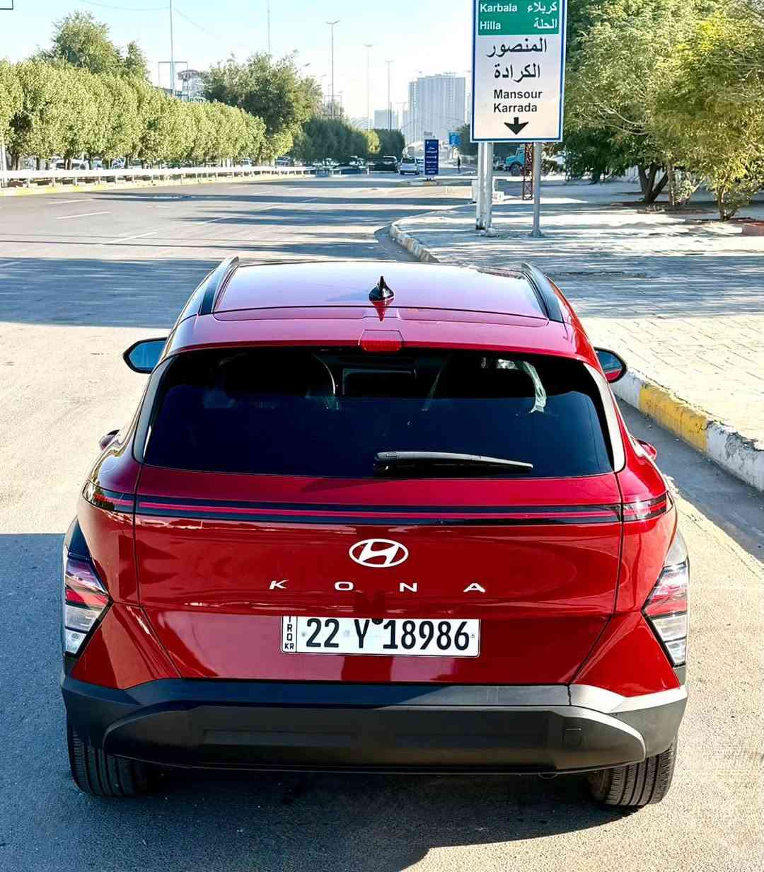 السلام عليكم للبيع فقط بدون مراوس 
هونداي كونا 2024 

ماشية (22) الف فقط جديده بوضع الزيرو  مرقمه اربيل تحويل وكاله مضمون حادث كلش بسيط نص باب مصبوغ فقط ايرباك برده بدون اي نقص

""مواصفات 
بصمة تشغيل
وبصمة ابواب
كاميرة دواره
تبريد قطعتين امامي وخلفي
شاحن لاسلكي 
ويل كب كروم
كشنات كهربائي
مصابيح LED أمامية.
مصابيح LED خلفية.
أضواء ضباب.
أضواء LED ساطعة خلال النهار
نظام الدخول الذكي.
نوافذ كهربائية.
محرك 2000 دوش
مداخل تايبسي
حساسات خلفية لصف السيارة
نظامي  Android Auto و Apple CarPlay.
نظام الملاحة GPS.
اتصال Bluetooth.
اتصال USB.
نظام تثبيت سرعة ذكي.
تشغيل المحرك عن بعد.
نظام تثبيت السرعة.
العنوان بغداد العطيفيه

للأستفسار *********** 

السعر 185 وبيهة مجال بسيط
