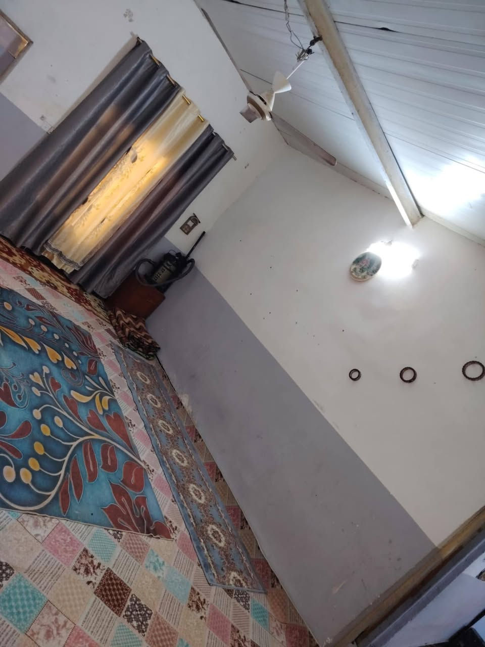 يالله سلام عليكم بيت للبيع يحتوي على غرفه ومضيف ومطبخ وحمام وصحيات خارجيه مساحه 200متر الرضيه سيراميك سقيفه عله طول الطرمه للعلم البيت تجاوز قرب جسر الحديد يم معمل بيت راشد الاسعر 10وبيي مجال قليل الاستفسار ***********
