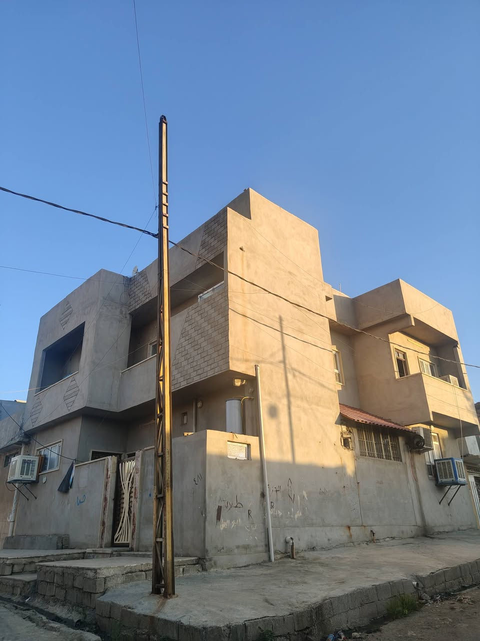 بيت للبيع في حي المامون قريب عل شارع العام
المساحه 140 مربع ركن 
طابقين 
الطابق الاول غرفتين واستقبال وهول + صحيات غربي + شرقي 
الطابق الثاني اربع غرف نوم + صحيات
بناء حديث 2024
للأستفسار الاتصال علئ الرقم ***********
