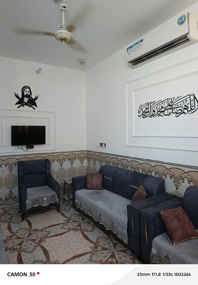السلام عليكم بيت للبيع
المساحة ١٠٠ متر بناء حديث 
طابقين حي الصادق 
للاستفسار ***********
