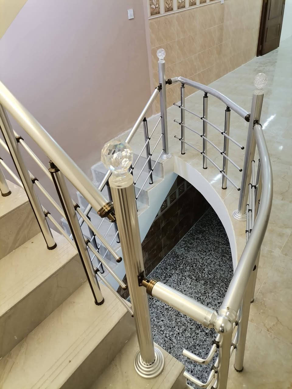 #مكتب_نيوهاوس_للعقار
للبيع ١٠٠ م طابقين نظيف جدآ بسعر مناسب
٢٣٠ وبي مجال للتفاوض 
........
اعلان رقم ٣٦٥
........
للبيع مشتمل ١٠٠ م طابقين نظيف جدآ
٣ نوم
قريب من الشارع العام
واجهة ٥ نزال ٢٠
في منطقة الديوان قرب ثانوية الاصيل
للاستفسار *********** متوفر واتس اب اتصال
مكتب نيو هاوس للعقار الكائن في
حي الجهاد الديوان مقابل الامانة قرب كوفي ركن الديوان
