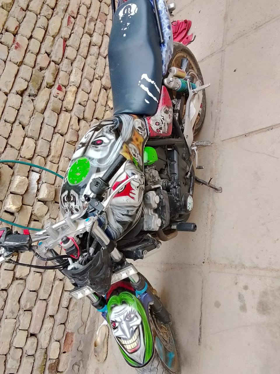 سلام عليكم  للبيع بطح سيبي فور جيل ثاني محرك 400 الدراجه نضيفه بمعنه الكلمه قبل فتره نكلبت بيها وهسه عرضتها للبيع الضرر بس التانكي بل صفحه ولباقي كله كفاله مكان دوانيه الستفسار خاص ورقم ***********
