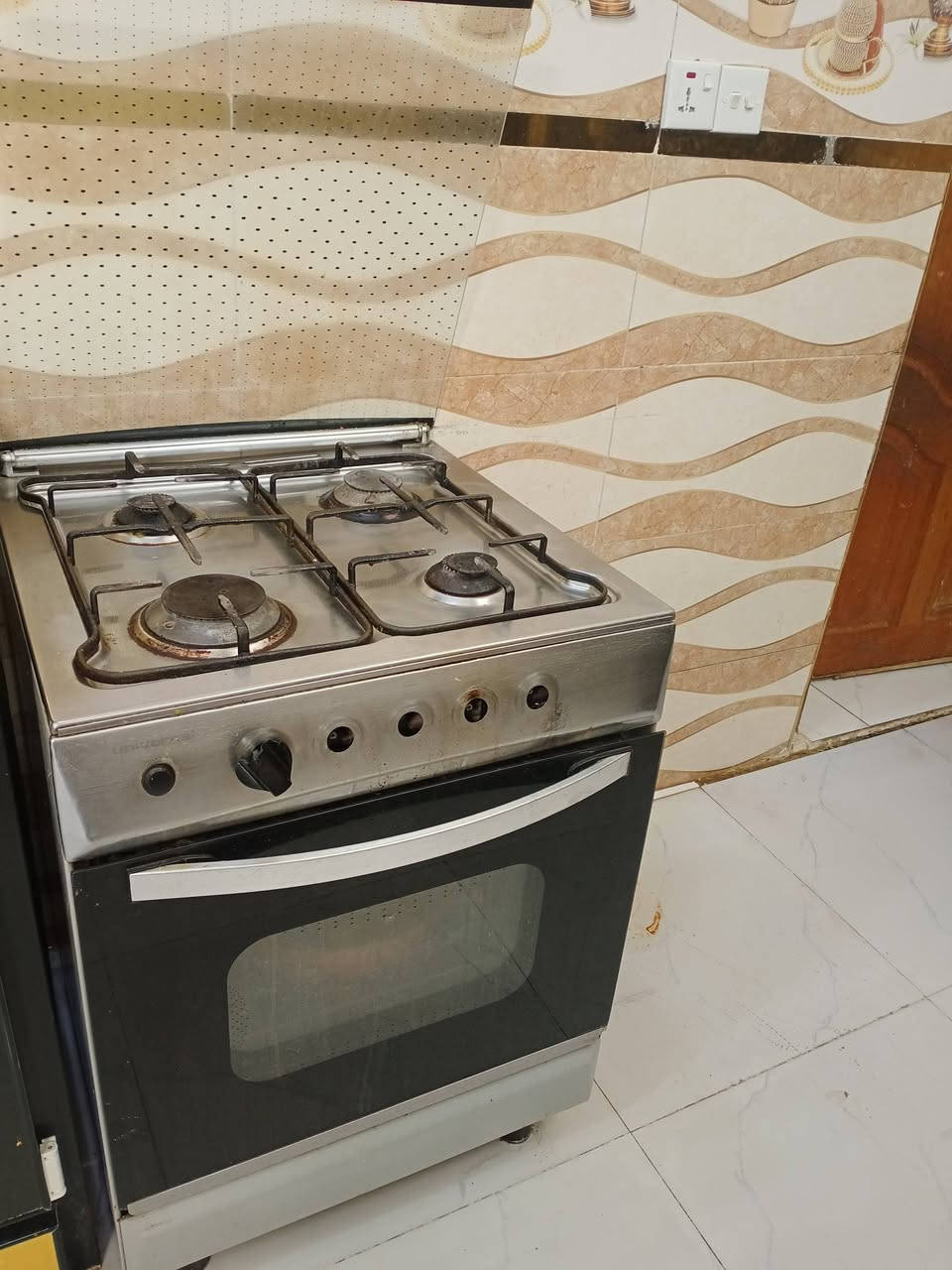 طباخ شغال ناره زركه قياس ٦٠ في ٦٠ ناقصه فقط دكم الوحده ب الف دينار شغال فرن فوك وجوه ولا يصخم لا بي خلل سعر ٧٥  للاتصال / *********** 
ملاحظه المسنجر متعطل ارد اتصال فقط على الرقم
