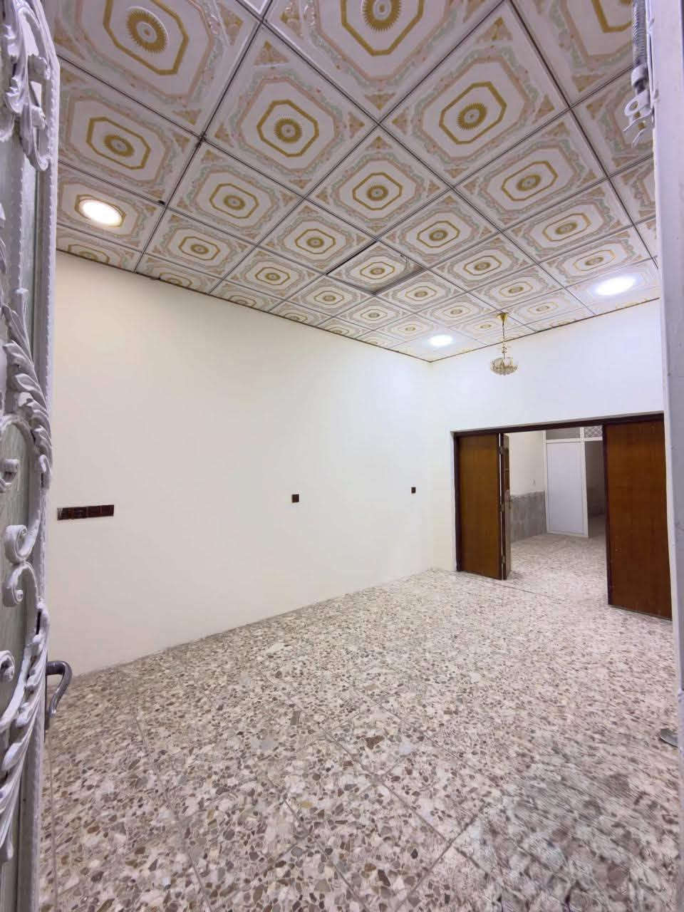 دار للبيع في حي الفرات شارع حمورابي قرب اسواق الجوهره
يباع نقد وع المبادره بمقدمه شرط 

المساحه 138 واجهة 6 نزال 23

الاول كونكريت غرفه وصاله وبراني ومطبخ حار وبارد وصحيات داخليه وخارجيه ومناور 

الثاني عكاده غرفه وبيتونه وسطحين امامي وخلفي

عالي عن الشارع موقع حلو وقريب ع شارع حمورابي رابع بيت عن الشارع الرئيسي خدمات كامله علما ان البيت فارغ حاليا وجاهز للسكن

للاستفسار ***********
