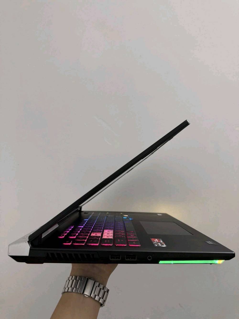 Asus Rog Strix G15
Cpu: Ryzen 9 - 5900HX 
Gpu: AMD Radeon RX6800M 12GB DDR6
Ram: 16 DDR4
Hard: 512 SSD NVME
Display: 15.6”  300hz
الموقع الموصل 
السعر 1,600,000 ألف
نظافة 99

واتساب ***********