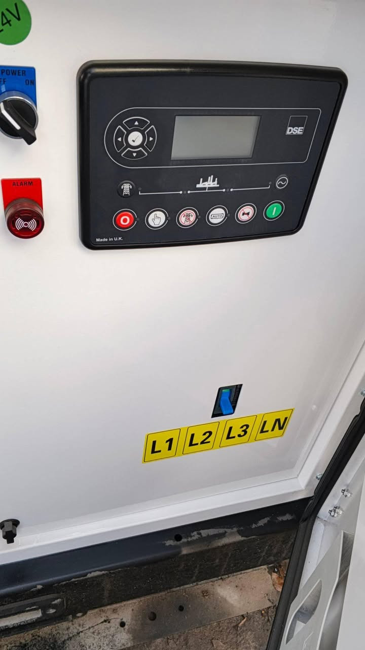 مولد قدرة 60kva محرك كمنز أمريكي تجميع الصين كاتم

1 حجم المحرك 4بستم 
2 رأس التوليد ستام فورد بريطاني 🇬🇧 المنشأ الأصلي 
3 سوبر جارج 
4 شاشة DSE بيرطاني 🇬🇧 المنشأ الأصلي 
4 تبريد ماء راديتر 4سراوات حجم كبير موديل حديث 2026
5 مع خزان داخلي حجم 80لتر 
6 مع شاحن بطارية 🔋 
7 مع جهاز قاطع دورة 
8 ضمان 1سنة أو 1000 ساعة عمل 

للأستفسار والحجز الأتصال 
*********** واتساب 📞 

العنوان الكرادة ساحة 52 مقابل مسبح الأرثوذوكس 
تتوفر جميع الأحجام بغداد, العراق
