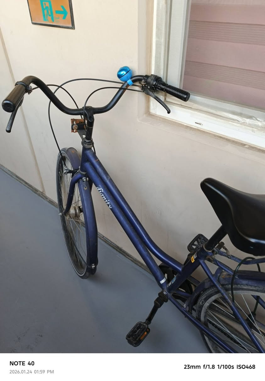 بايسكل للبيع استعمال قليل بناتي جديد بس التاير الورا فاش فقط نفخ السعر رقمي ***********
