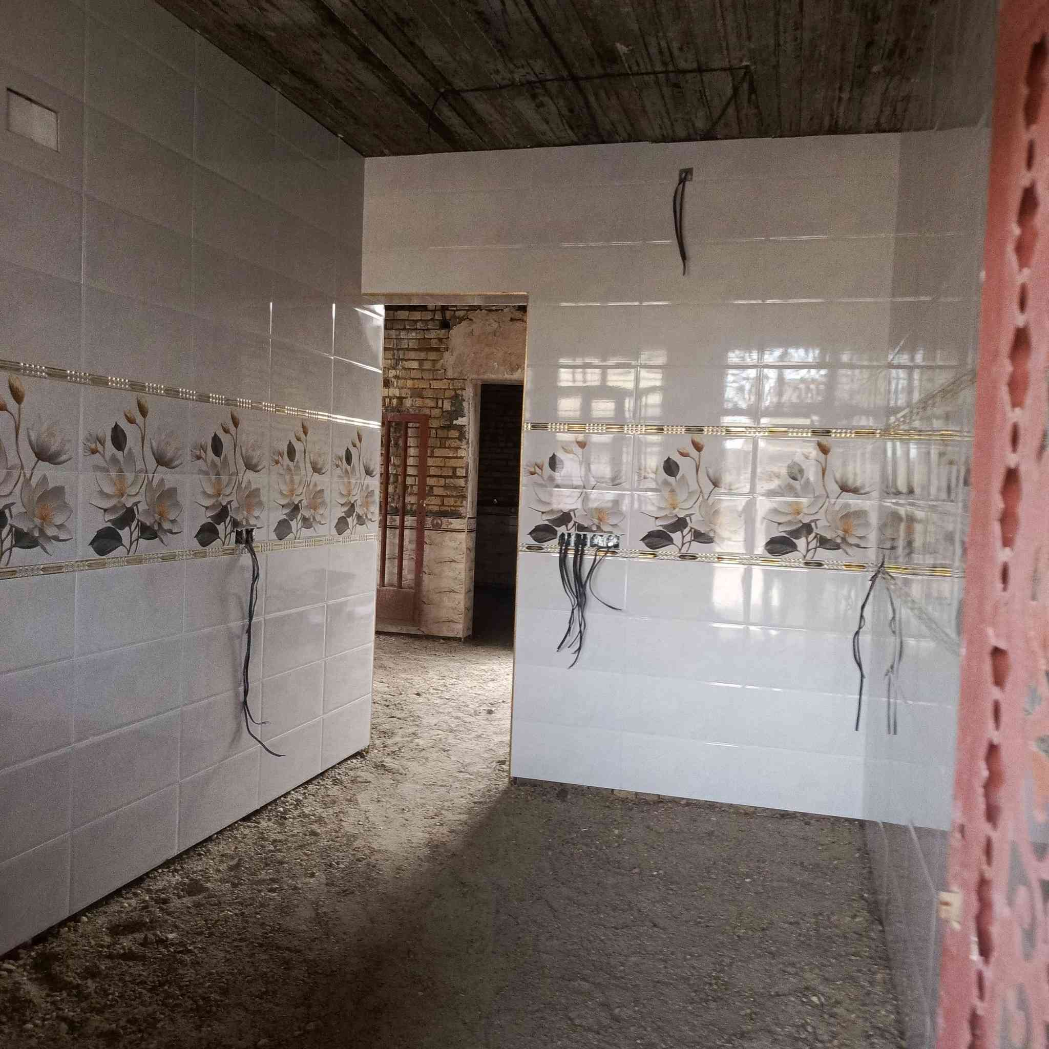 هيكل للبيع في الصقلاوية الشهداء الثانيه ملك صرف قرب جامع الگيلاني مساحه 140 متر واجه 7 شارع 12 متر بينه وين شارع 20المحيط بيت واحد  بناء طابوق جديد يتكون من غرفه واستقبال ومطبخ وصاله ومناور وصحيات المشتمل كامل ماء ومجاري وتأسيس كهرباء وسيراميك حزام كامل وسيراميك المطبخ كامل والصحيات والمناورة كامل ناقصه الارضيه والبياض والجص موجود كامل  السعر 55 وبيها مجال بسيط هاتف
***********
