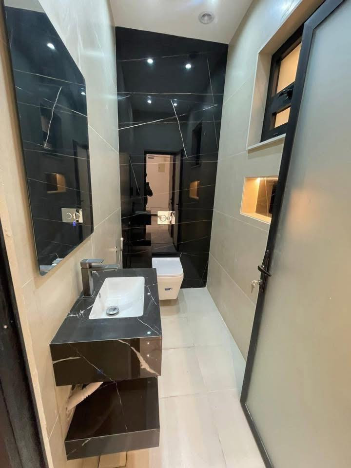 للبيع في السيدية ( الاعتماد الهندسي للعقار)
المساحة 140م الواجهة 7م: | النزال: 20 متر

لموقع: مربع الضباط، شارع 15متر
 
البناء: حديث مودرن فول درجة أولى 
الطابق الأول: صالة واسعة مطبخ  خدمات هول حولي غرفة نوم 

الطابق الثاني: 3 غرف نوم  خدمات

الطابق الثالث : غرفه نوم وخدمات بيتونه 

(التعامل والتفاوض مع صاحب العقار 

📊كل ماعليك الاتصال أو المراسلة على الصفحة *ʲᵒⁱⁿ ᵘˢ*

الفرع الاول / الـسـيـديــة الضباط مقابل افران الرباط
 الفرع الثاني /شارع العلوة مقابل مدرسة حلم الغد الاهلية 
الفرع الثالث / عرصات الهندية مجاور فندق بلوم 

***********-***********

‏‎   نكفيك عناء البحث......
‏‎   لتمتلك اليوم عقار الغد. 

‏‎زبائننا الكرام بِكُم نَرتقي ونَتشرف بزيارتِكم ونَفتخر بخِدمتِكم ❤
‏‎‏#Engieering_accreditation_of_the_property
