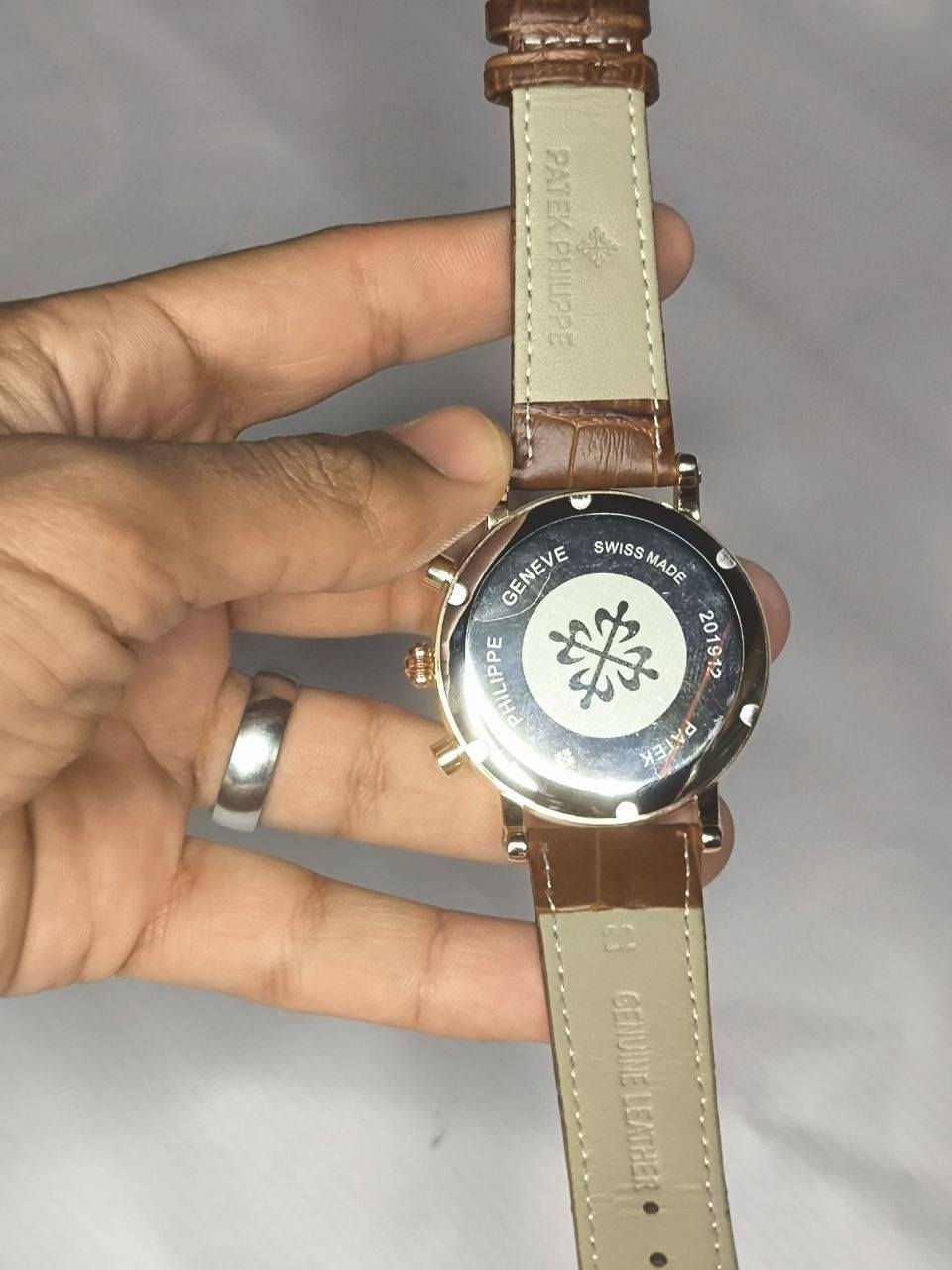 ساعة باتك فلب PATEK PHILIPPE مميزة
تحفة فنية 
مكينة كوارتز دقيقة ( نظام ستوبوج ) جميع السناتر شغالة
زجاج زفير (مزرق) ضد الخدش
مقاومة الماء والغبار 
سير جلد طبيعي جدا مميز مختم قفل فراشة 
ساعة مختمة 

السعر :- 40 ع اول تم 
للحجز والاستفسار يرجى مراسلة الصفحه


**إذا كنت صاحب هذا الإعلان وتريد حذفه لأي سبب، رجاءا أرسل رسالة إلى الدعم الفني**
