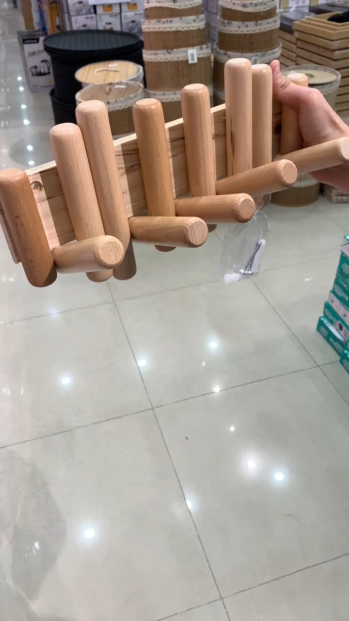 ودّع الفوضى ورتّب مساحتك بذوق ✨
تعلاكة ملابس خشب مودرن بتصميم أنيق وعصري

مشاجب خشبية قوية تتحمل الاستخدام اليومي

مثالية للملابس، المعاطف، الشالات والحقائب

تضيف لمسة ديكور دافئة لأي مكان 🪵

تركيب سهل وثبات عالي على الجدار

حل عملي وجمالي في قطعة واحدة 👌

تعلاكة ملابس خشب مودرن متعددة المشاجب

الاستخدامات

تعليق الملابس اليومية، المعاطف، الشالات والقبعات.

مناسبة لغرف النوم، المداخل، الحمامات، والمكاتب.

يمكن استخدامها أيضًا لتعليق الحقائب الخفيفة أو الإكسسوارات.

المميزات

مصنوعة من خشب طبيعي بتشطيب ناعم ولون أنيق.

تصميم مودرن بمشاجب خشبية أسطوانية متحركة.

توزيع ذكي للمشاجب يقلل تداخل الملابس.

قوية وتتحمل الاستخدام اليومي.

تثبيت جداري ثابت وآمن.

تضيف لمسة ديكور دافئة وعصرية للمكان.

محتويات الصندوق

تعلاكة ملابس خشبية جاهزة للتركيب.

مسامير تثبيت معدنية.

فيشرات بلاستيك للتثبيت الجداري.

الملاحظات

مناسبة للجدران الخرسانية أو الخشبية.

يُنصح بعدم تعليق أوزان ثقيلة جدًا على مشجب واحد.

قد تختلف درجة لون الخشب قليلًا لكونه طبيعيًا.

السعر خاص


**إذا كنت صاحب هذا الإعلان وتريد حذفه لأي سبب، رجاءا أرسل رسالة إلى الدعم الفني**