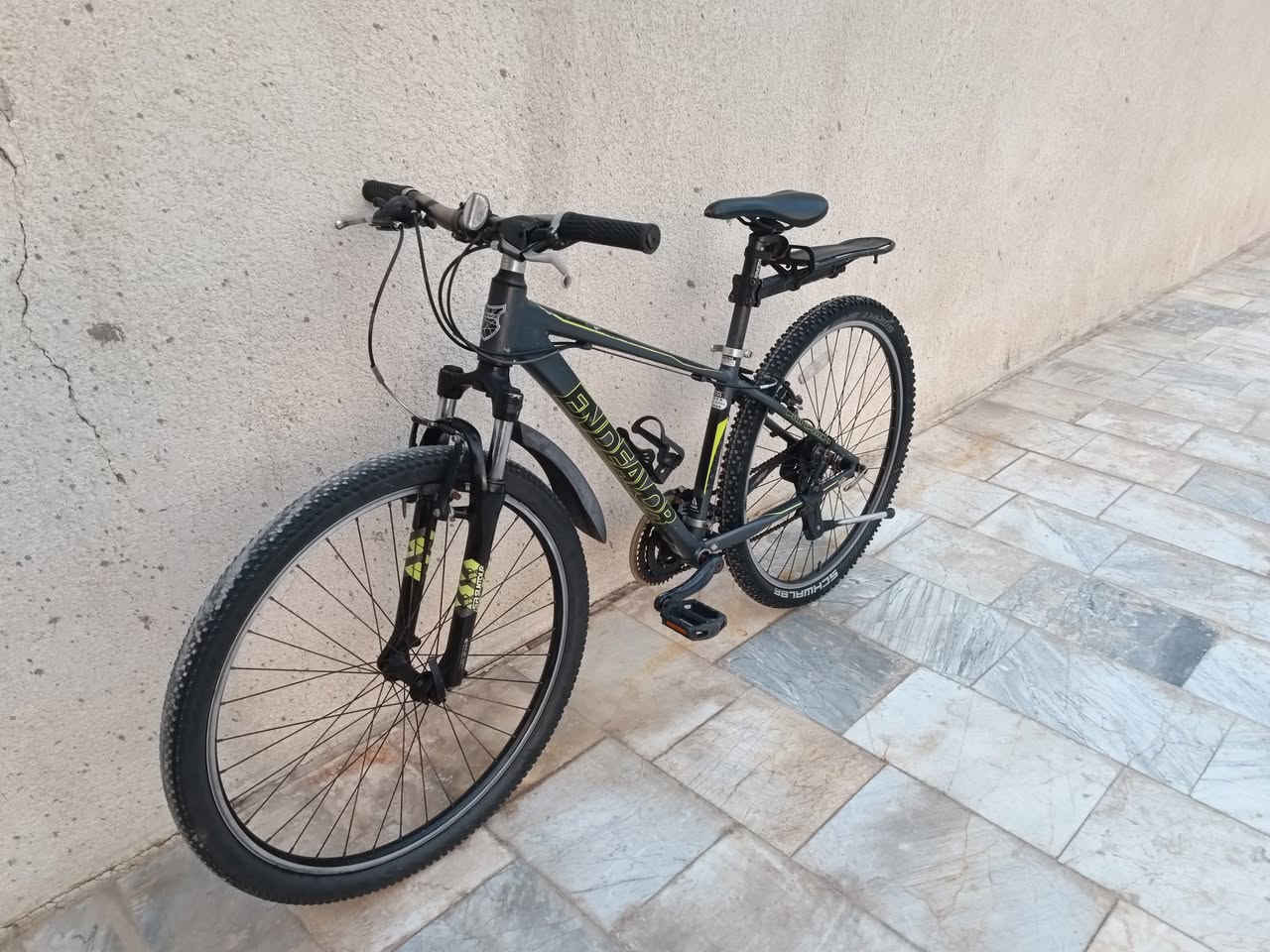 السلام عليكم
دراجه من شركة #endeavor الأمريكية 

البايك المنيوم #original 

🔴مكينة(عكرب)امامي وخلفي#tourney  تورني 

🔴بدالات شيمانو ماليزي  #original 

🔵الدبل #srsuntour 

الحجم  27.5

 تاير #schwalbe كتان

🔴بوري السرج والسرج وبوري الستيرن والستيرن مختوم نفس الشركه (اندفار)

الدبل شغال 💯😍

السعر 250  بي مجال 

🔵البايك فول نظافه وسلاسه كامل من كلشي

تتوفر خدمة توصيل جميع المحافظات 

#معرض_الاندلس_للدراجات_الهوائية 

#المتعة_على_عجلتين 

 البصرة الجنينة شارع المصلحة

***********
‏‪0774 015 1056‬‏
