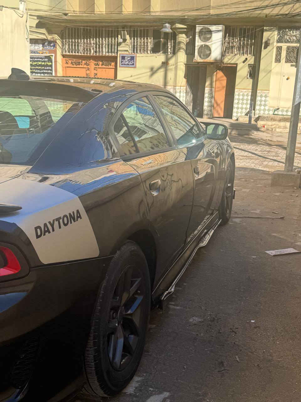 السلام عليكم جارجر مديل 16هيمي رقم بغداد بيه منضومه غاز كير مكينه مكفولات وحداديه جديده بيه صبغ قطع والسونر موجودة داخل المنشور والبنيد امبدل مال اس صلانصه رياضيه  مكان السيارة بغداد  السعر 150 ورقم صاحب السياره ***********
