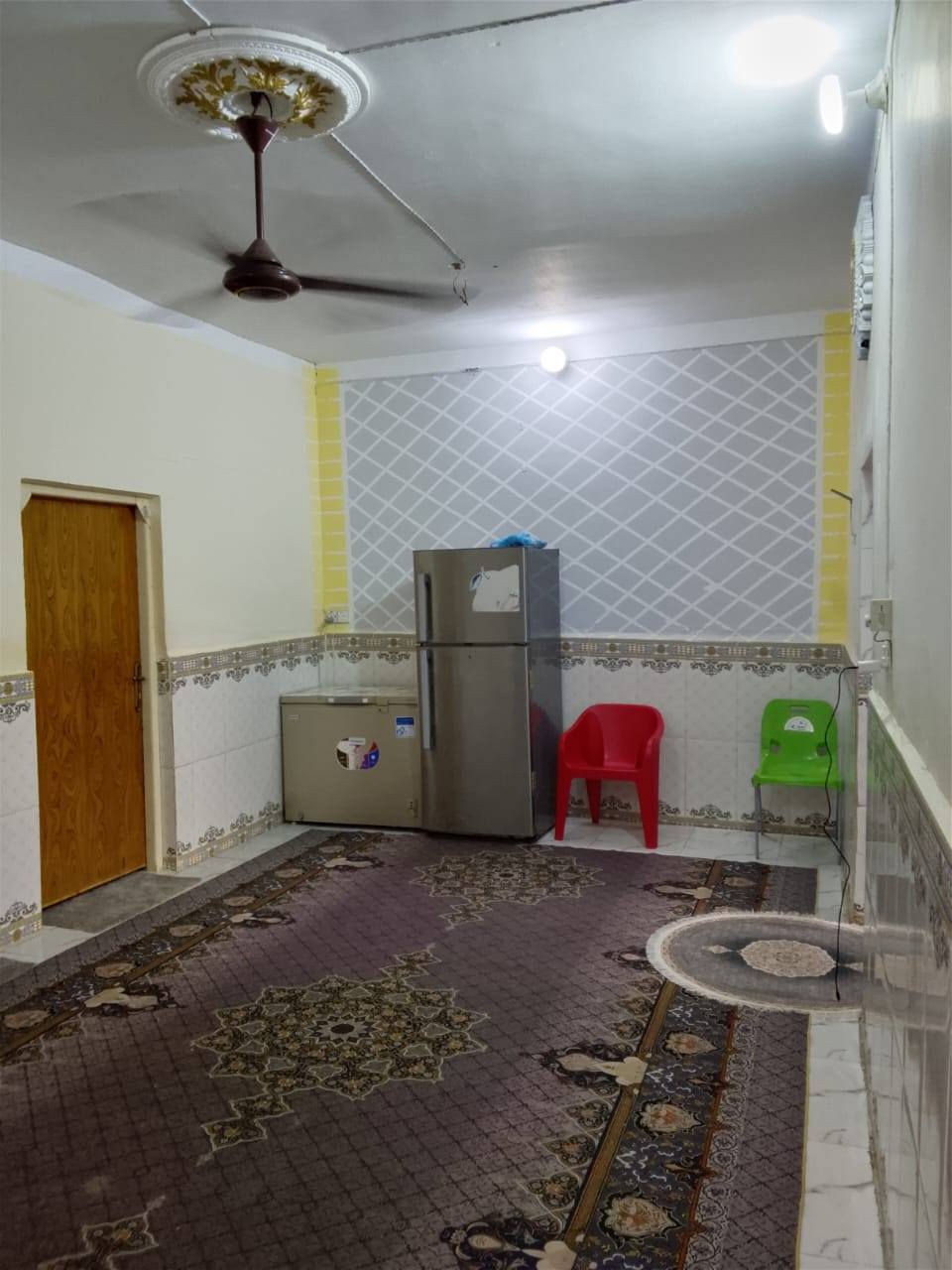 بيت للبيع. غرفتين.   وصاله ودوانيه ومطبخ بحي العدس يم الحسينه السعر 28 مامتواجدع فيس *********** رقم التلفون
