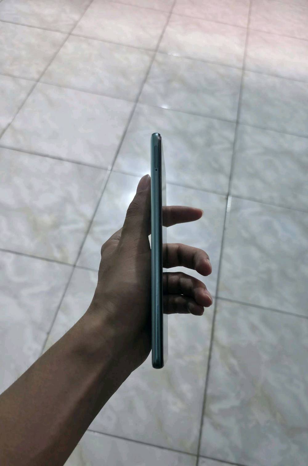 📍العنوان بابل-حلة/ نادر الاولى
- هاتف 128/8GB Samsung Galaxy A71 5G.
- مستعمل نظيف جدا بدون خدوش او كسر او فطر بالجهاز 
- الجهاز يدعم شريحتين سيم كارد dual sim card
- مساحتة 128GB قابل للزيادة حتى 512GB عن طريق رام sd card
- ذاكرة عشوائية Ram 8GB
- معالج الجهاز سنابدراگون Snapdragon 730 معالج ادائة جيد جدا
- شاشة الجهاز ممتازة Super AMOLED plus
- الجهاز يحتوي على بصمة شاشة مدمجة optical
- الجهاز يحتوي فتحة سماعة 3.5 audio jack
 الموبايل يحتوي على كاميرات قوية وهي : 

1 - كاميرة 64MB واسعة wide عالية الدقة تصوير فديو 4k بجودة ممتازة جداً
2 - كاميرة 12MB واسعة جداً ultra wide ممتازة 
5 - كاميرة 32MB سيلفي selfie camera بدقة ممتازة تصوير فديو 4k

- بطارية الجهاز 4500mah تكفي يوم كامل استعمال
- سرعة شحن 25w سريع جدا super fast charge
- الجهاز بدون علبة لكن يحتوي على شاحنة samsung اصلية تدعم شحن 25w سريع جدا  super fast charging 
- مع سماعات headphones مع الجهاز 
- اضافة الى خمسة covers للموبايل
- شاشة الجهاز تحتوي على لاصق شاشة اصلي نظيف ما بي اي عيوب