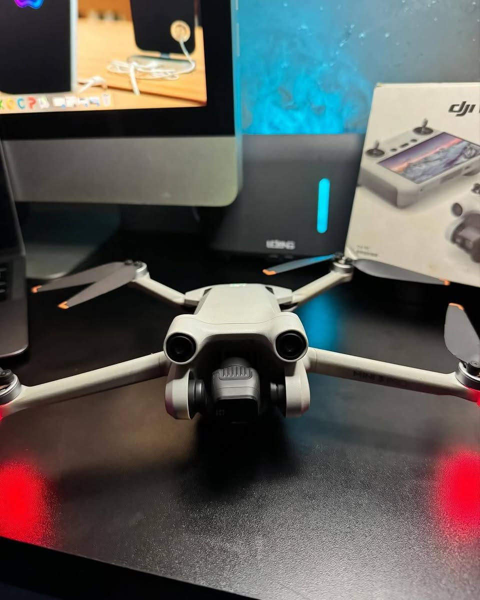🚁✨ DJI Mini 3 Pro RC – درۆنێکی پڕ هێز لە قەبارەی بچووکدا!
ئەگەر دەتەوێت وێنە و ڤیدیۆی پڕۆفیشناڵ بە شێوەیەکی ئاسان و سەلامەت بگرێیت، DJI Mini 3 Pro باشترین هەڵبژاردەیە 🔥
📸 کامێرا:
• 48MP وێنەی زۆر روون و کوالیتی بەرز
• ڤیدیۆی 4K/60fps 🎬
• HDR Video & Photo
• ڕۆتایەیشن 90° بۆ ڤیدیۆی ستۆری و ریلز 📱
• سنسۆری 1/1.3-inch CMOS بۆ کوالیتی نایاب
🚀 بەرزبونەوە:
• بەرزبوونەوە تا 4000m لە سەر ئاستی دەریا
• سیستەمی ستابیلایزەری 3-ئاکس (Gimbal) بۆ وێنەی نەجڵاو
📡 مەودای دووری (Transmission Range):
• تا 12 کیلۆمەتر بە سیستەمی OcuSync 3.0 📶
• پەیوەندییەکی بەهێز و وێنەی لایڤی HD
⏱ کاتی فڕین:
• تا 34 خولەک (بە باتری ستاندارد)
• تا 47 خولەک (بە Intelligent Plus Battery) 🔋
🛡 تایبەتمەندیە گرنگەکان:
• سنسۆری دوورخستنەوەی کێشە لە سێ ئاراستە (Forward/Backward/Downward)
• ActiveTrack 4.0 بۆ شوێنکەوتنی ئۆتۆماتیکی
• MasterShots & QuickShots بۆ ڤیدیۆی سینەماتیکی 🎥
• وزەی کەمتر لە 249g (پێویستی بە تۆمارکردنی زۆر نییە لە زۆر وڵاتاندا)
💎 درۆنێکە کە پڕۆفیشناڵ و سادەیە لە هەمان کاتدا — گونجاوە بۆ ڤلۆگەر، گەشتیار، و هەر کەسێک حەزی لە تۆمارکردنی ساتە جوانەکانە 🌄
📲 بۆ زانیاری زیاتر و داواکردن:
WhatsApp: ***********
#DJIMini3Pro #Drone #4K #Photography #Kurdistan 🚁✨
