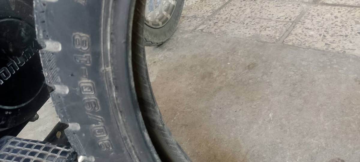 السلام عليكم عندي هذا التاير جديد للبيع سعر 25 حجمه 18/90/90 مكاني الدوره ابودشير ***********
