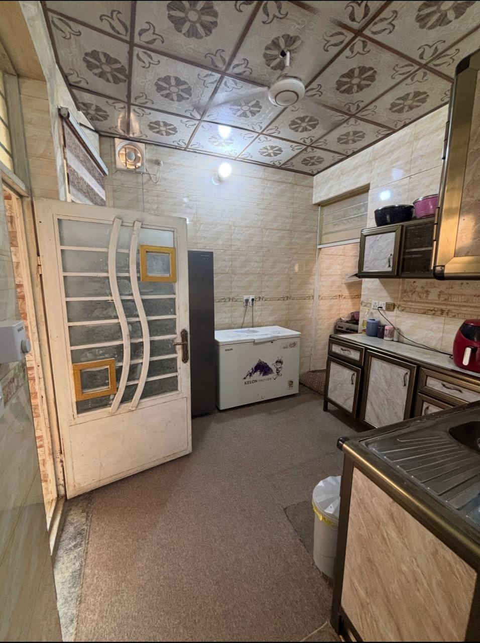 السلام عليكم 

بيت للبيع في كربلاء المقدسة 🏴
زراعي بستنة قرار 25 طابق ونص 

‎يتكون من : استقبال مع غرفتين نوم غرفة في الطابق الاول وغرفة في الطابق الثاني وصالة ومطبخ وصحيات ومخزن.

مساحة وواجهه البيت :  8.5*11.5 
100 متر

بناء البيت طابوك والارضية جرانيت

الموقع : كربلاء طريق الحر فرع ابو الدهن يبعد عن الشارع العام 600 متر (طريق الكوسترات الى الامام) ويبعد عن مرقد الحر كيلو ونص

السعر : 75 وبيه مجال بسيط

للاستفسار الاتصال على :  
***********
لقد أرسلت
