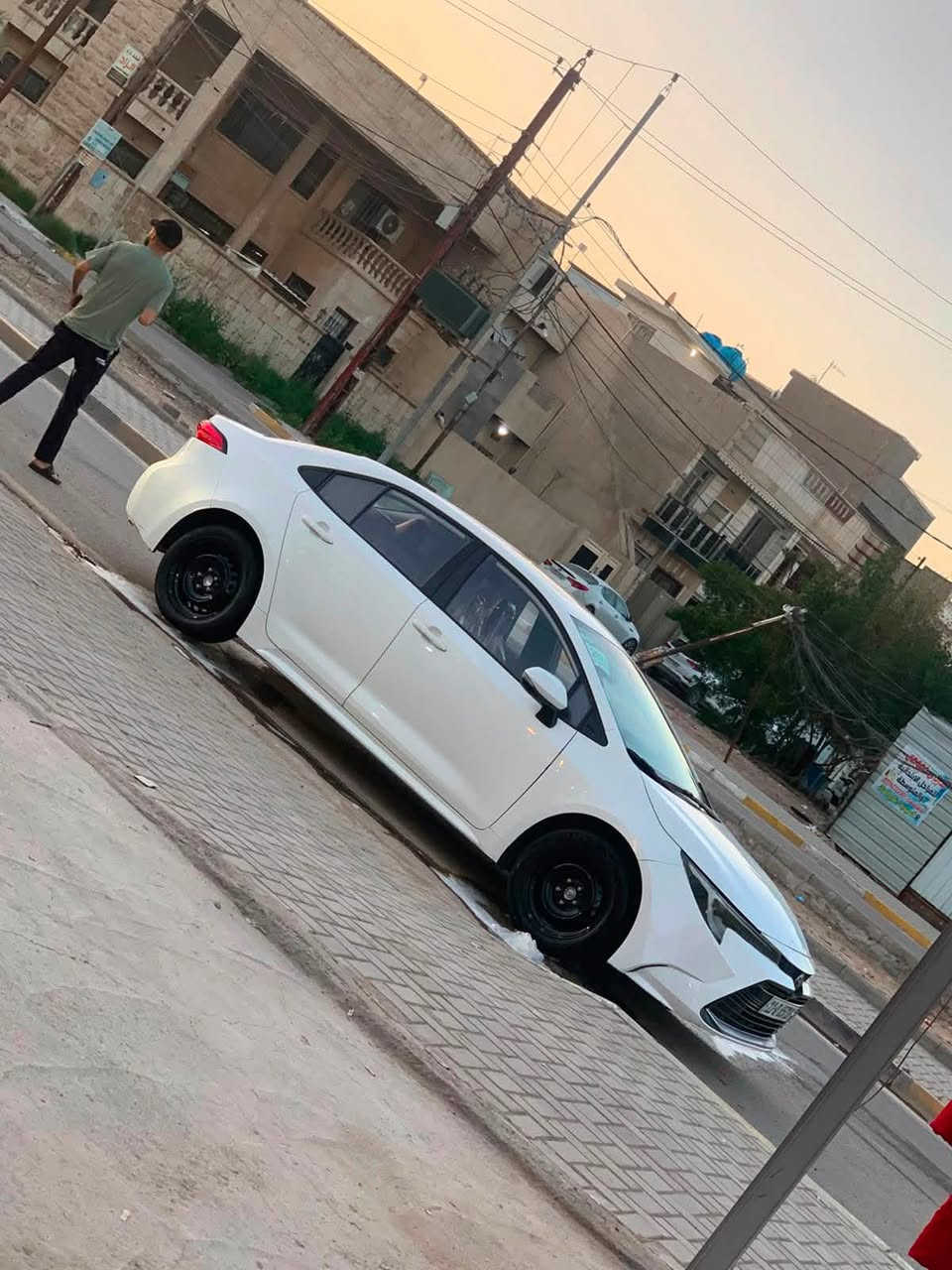 سلام عليكم كورلا ٢٤  هابيرد ماشيه ٧٩ حقيقي سياره بيه باب السايق والجاملغ امامي مبدّل ومصبوغ  فقط بدون دواخل مكاني بياع ***********
