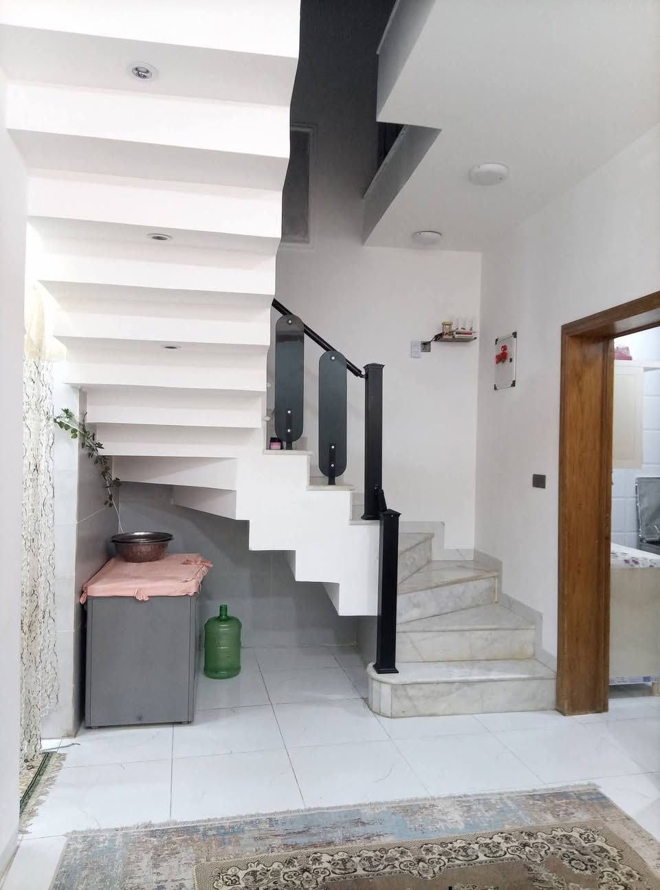 دار_للبيع بناء حديث حله_حي _الزهراء شارع 17

المساحة 100متر طابو زراعي سند25 

طابقين ثلاث غرف نوم كليدور ومطبخ صاله ومجمع صيحات داخلية وخارجية 

للاستفسار الاتصال ***********
***********
مراجعة مكتب سومر للعقار نادر الاولى على الشارع الخدمي قرب حسينيه حنتوش
