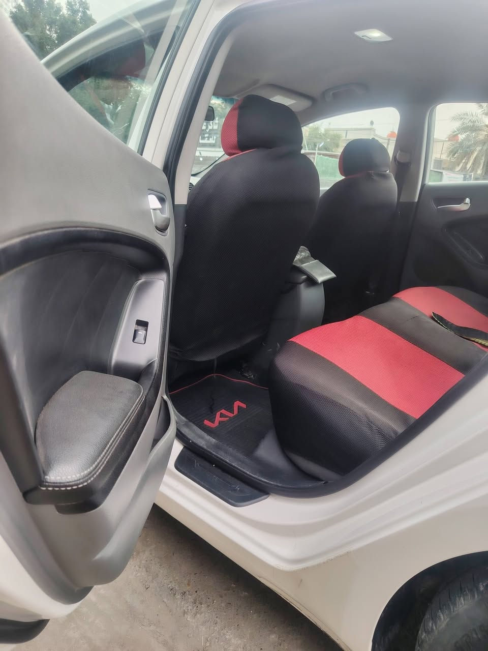 ☑️فورتي ١٧ لون ابيض رقم اربيل
☑️حادث امريكا جاملغ سائق لالغد ولاشاصي 
☑️بيه هنا طخه بالدوسه ومصبوغه  وبيه شخط بالباب خلفي موضح بالصوره 
☑️السونار قديم قبل سنتين 
☑️كير At — محرك ٢٠٠٠ دوش 
☑️ماشيه ١٥٥ 
السياره احلى من الصور بهواي 
مكاني بغداد السعر ١٢٠ وبيه مجال قليل 
 رقم الهاتف ***********
