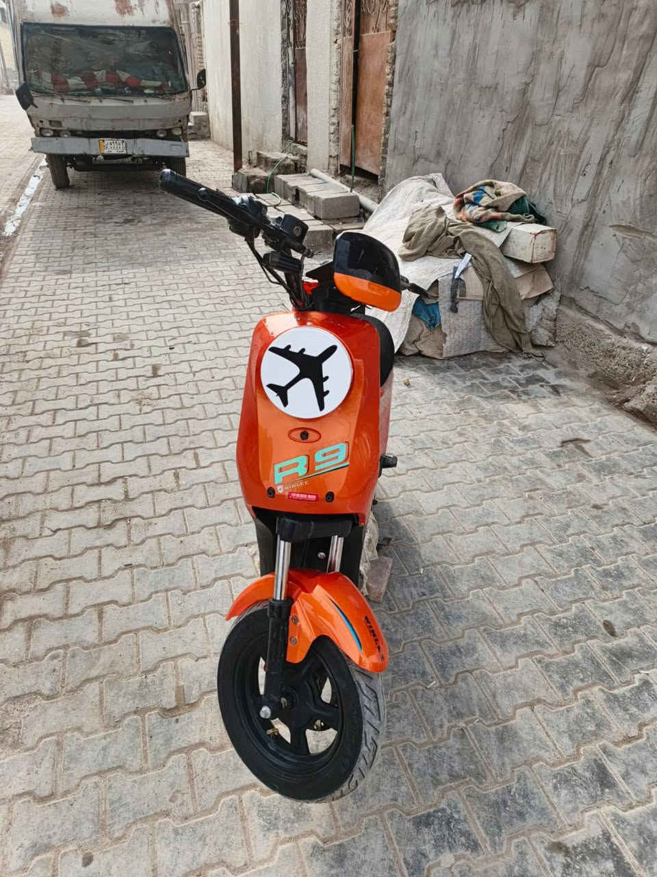 سلام عليكم دراجه R9 موديل 2026 بطاريات 32 امبير نضيفه جدا غراضها كامله السعر 400 وبيها مجال قليل مكاني البصره تنومه *********** واتس شريحه واكفه
