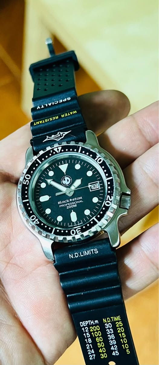 Divex Professional 200m

ساعة غوص شبه جديدة مع حزام كواتشو طويل  أصلي
43mm 
طنجة 
الشحن متوفر بعد الأداء طنجة, طنجة أصيلة


**إذا كنت صاحب هذا الإعلان وتريد حذفه لأي سبب، رجاءا أرسل رسالة إلى الدعم الفني**