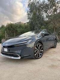 سياره بريوس (Prius) موديل ٢٠٢٤ ماشيه 5000 وهي سيارة هايبرد (بنزين + كه...