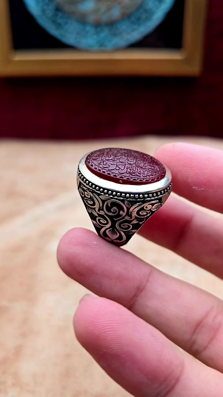 عقيق يماني كرزي أحمد من نوادر الأحجار اليمانية الفاخرة 🔴💎
بقلم الأستاذ المبدع جواد يوسفي ✍️ إمضاء قديس
صياغة فاخرة عرفان VIP 👑🔥
الحجر مخطوط عليه آية الرزق المباركة 📜✨
﴿وَمَن يَتَّقِ ٱللَّهَ يَجْعَل لَّهُ مَخْرَجًا ۝ وَيَرْزُقْهُ مِنْ حَيْثُ لَا يَحْتَسِبُ ۝ وَمَن يَتَوَكَّلْ عَلَى ٱللَّهِ فَهُوَ حَسْبُهُ ۚ إِنَّ ٱللَّهَ بَالِغُ أَمْرِهِ ۚ قَدْ جَعَلَ ٱللَّهُ لِكُلِّ شَيْءٍ قَدْرًا﴾ 🤲✨
قطعة استثنائية تجمع روحانية الآية الكريمة مع فخامة العقيق اليماني الكرزي لتكون تحفة مميزة لأهل الذوق الرفيع ومحبي النوادر 💎📿🔥
#مزاد_وليد_الصائغ 💎
#حسين_الصائغ 👑
#عقيق_يماني 🔴
#نوادر_اليمن 🇾🇪
#احجار_كريمة


**إذا كنت صاحب هذا الإعلان وتريد حذفه لأي سبب، رجاءا أرسل رسالة إلى الدعم الفني**