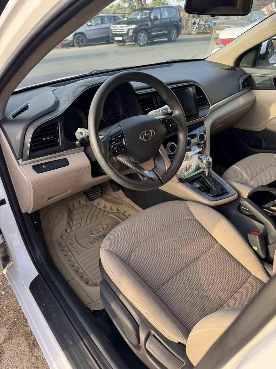 سلام عليكم النتره موديل2019  خليجي رقم بغداد 

فول مواصفات

 فتحه بصمه محرك 2000 دوش وكير at المرغوب

 حساس امامي خلفي لد امامي خلفي فول

تبريد قطعتين 

شاشه وكاميرا 
فول تحكمات 
مرأة شفط 

بيها فقط صبغ قيق جنطه بدون فتح بدون دواخل شرط 
للاستفسار 
***********
