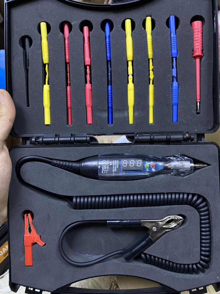 السلام عليكم.. خلي سعر وبالعافيه
متوفر جهاز فحص الدوائر الكهربائية للسيارات (Power Circuit Tester) بنظام الشاشة الرقمية، الجهاز جديد تماماً وغير مستخدم.

✅ المميزات والمواصفات:

• شاشة رقمية (Digital): لقياس الجهد بدقة عالية (من 3V إلى 72V DC).

• تعدد الاستخدامات: مثالي لفحص الفيوزات، الدينامو، الباتري، وتتبع الأسلاك.

• طقم رؤوس كامل: يجي معاه مجموعة إبر وفؤوس ملونة بمقاسات مختلفة للوصول لأصعب الأماكن والحساسات بدون تلف.

• جودة عالية: سلك لولبي مرن وطويل يتحمل العمل الشاق، مع مشبك (Ground) قوي.

• ملحق معه: حقيبة خزن متينة للحفاظ على العدة من الضياع.


**إذا كنت صاحب هذا الإعلان وتريد حذفه لأي سبب، رجاءا أرسل رسالة إلى الدعم الفني**