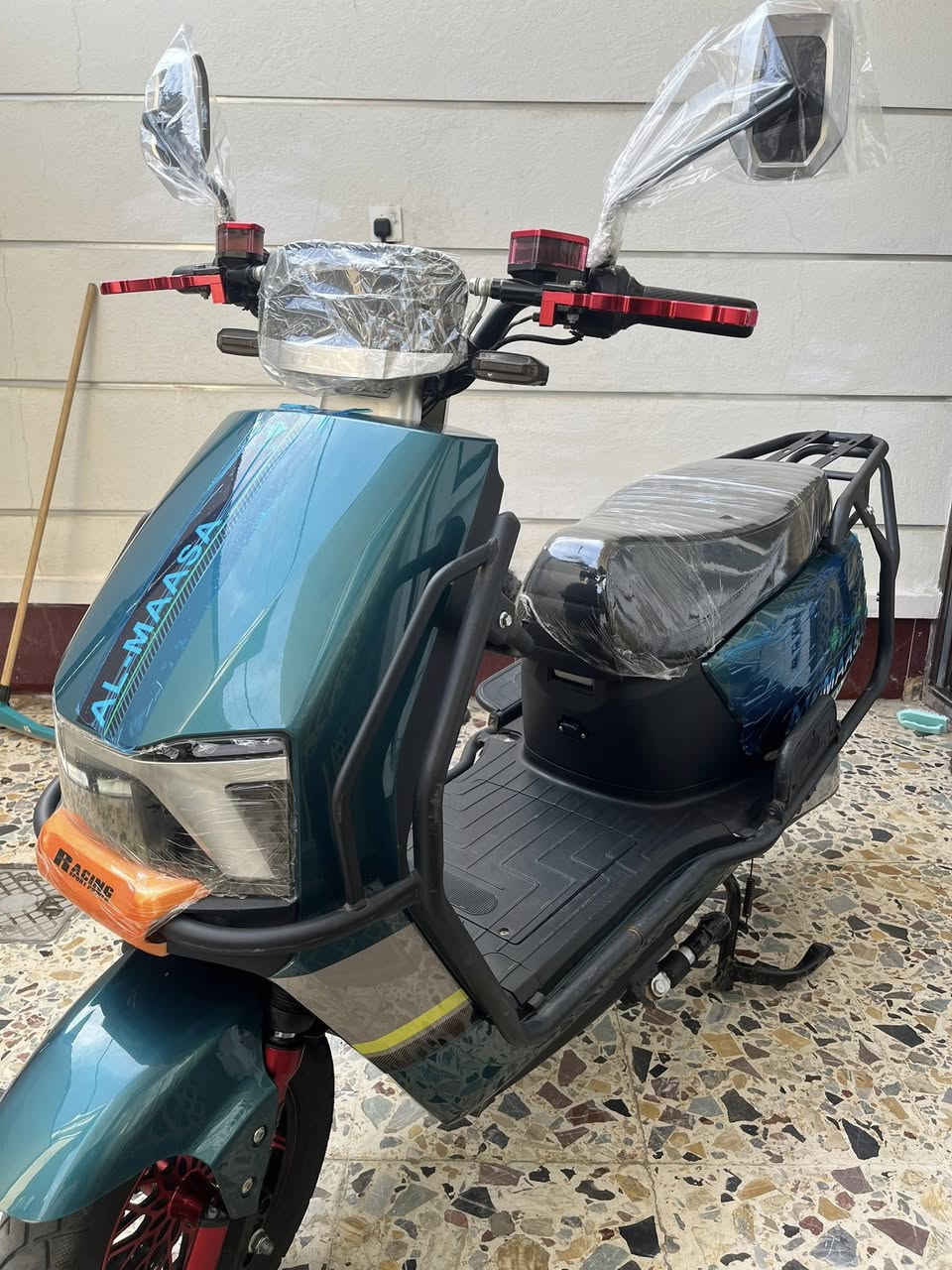 السلام عليكم ماطور شحن للبيع نوع ماسه مدرع بل كامل ماطور بعده جديد شخط مابي 6 بطاريات كبار شرط تفحص وين ميعجبك اربع سرع سرعته 99 موديل 25 نضام بك رجوع الى خلف دبل اشاره اشيار كله شغال هورن 
سعره 550 بي مجال عنوان رمادي تاميم قادسيه الاولى اتصال على رقم ***********
