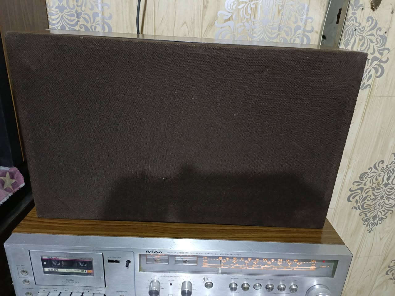 للبيع 
مسجل راديو(رايزنك)
إستيراد مؤسسه بدايه الثمانينات راديو 4 موجات مع ال fm نظافه مثل ما موضح بالصور والفيديو..مع سماعه وحده فقط ..الجهاز بلاد على وضع الشركه بدون تصليح نهائيا.. شغال وبحاله ممتازه جدا 
للاستفسار(***********) متواجد واتساب ماسنجر.. يوجد توصيل 
((السعر ع الخاص))
