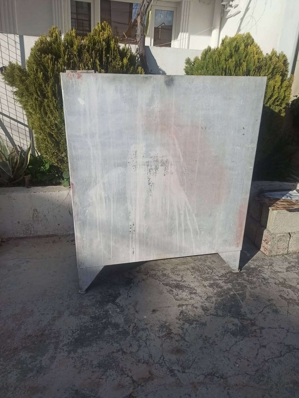 سڵاو بەڕێزان تانکی نەوت  زۆر بێعەیب پلێتی کۆنی کەرەوزی  درێژی=١٢٥سم ، بەرزی بەبێ قاچەکان =۱۲٥سم بەقاچەکانەوە ۱٤٦، پانی =٦٢سم  . بۆیاخی سپی راوە دەرەوەی بەس بۆ جوانی  هیچ ژەنگی نیە دەرەوەی ناوەکەشی تەنها بەشی ژێرەوەی تەنکە ژەنگێکی هەیە وەک لەوێنەکەدا دیارە .
***********
