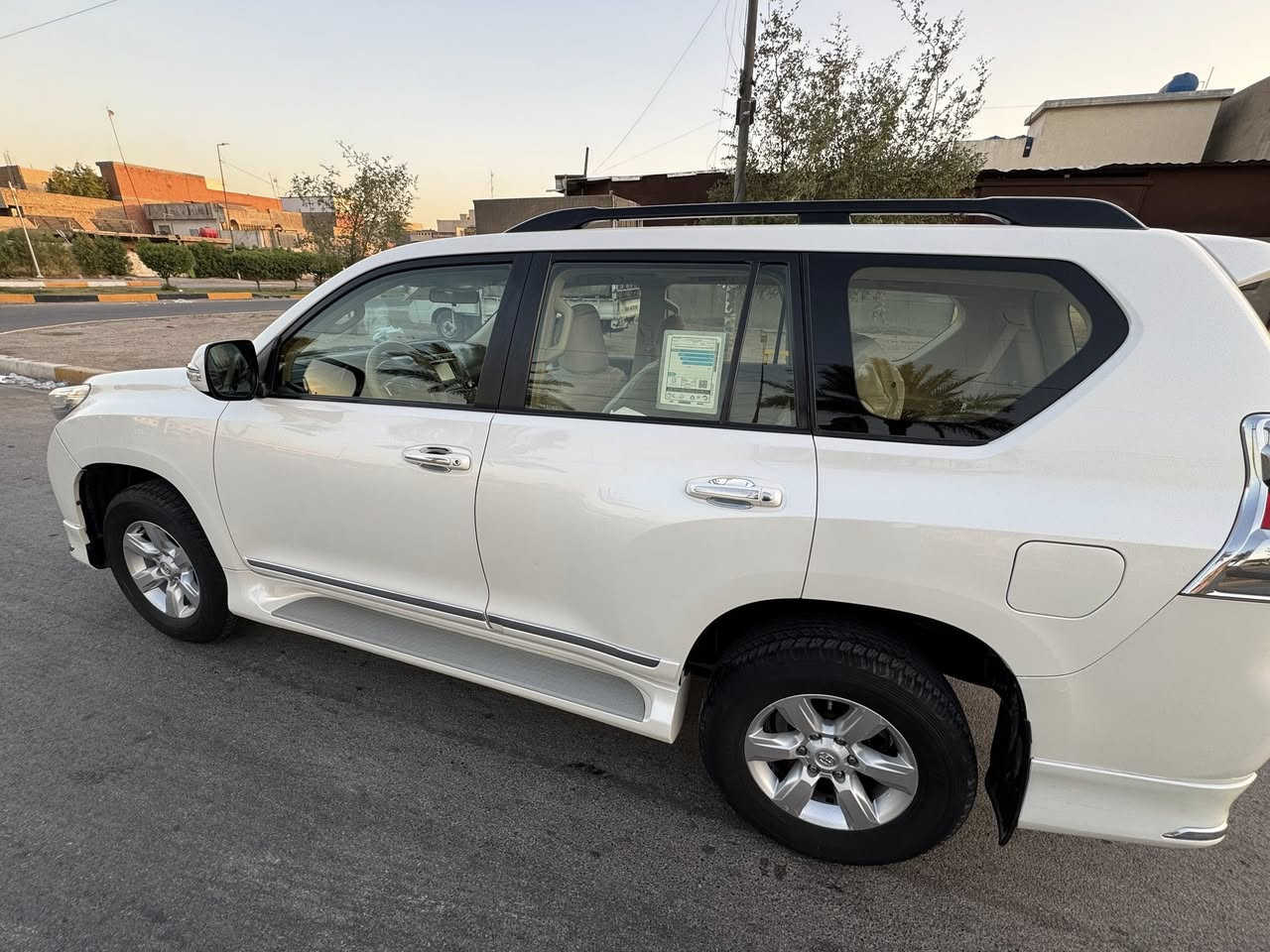 السلام عليكم.  
برادو موديل 15 خليجي 
فئه ساز.  TX.L
رقم شمالي ( أربيل) 
مواصفاتها …………
مكينه 6 سلندر /4000
7 راكب 
شاشه اصليه "
قطع تبريد 3”
تحكمات ستيرن "
مانع انزلاق "
فتحه"
ثلاجه كهربائيه "
كشنات كهربائيه عدد 2”
مثبت سرعه "
مري شفط " 
كامره خلفيه " 
حساس خلفي "
سبير تعليك "
وباقي المواصفات المعروفه 
—————————————
السياره ب اسمي 
سنويه جديده + هزه جديده 
 السياره ماشيه (106)
مكان السياره. بغداد الرصافه 
الاستفسار اتصال على الرقم 
***********
السونار موجود ويه الصور
