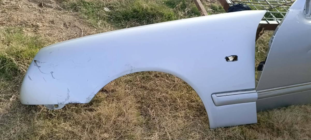 السلام عليكم
ابواب وچاملق الصفحه اليسره يحتاجن تصليح ع البارد بيهن ترايش وجامات  رايدهن ب170 الف
***********  العنوان بابل مشروع المسيب قرب الخط السريع
