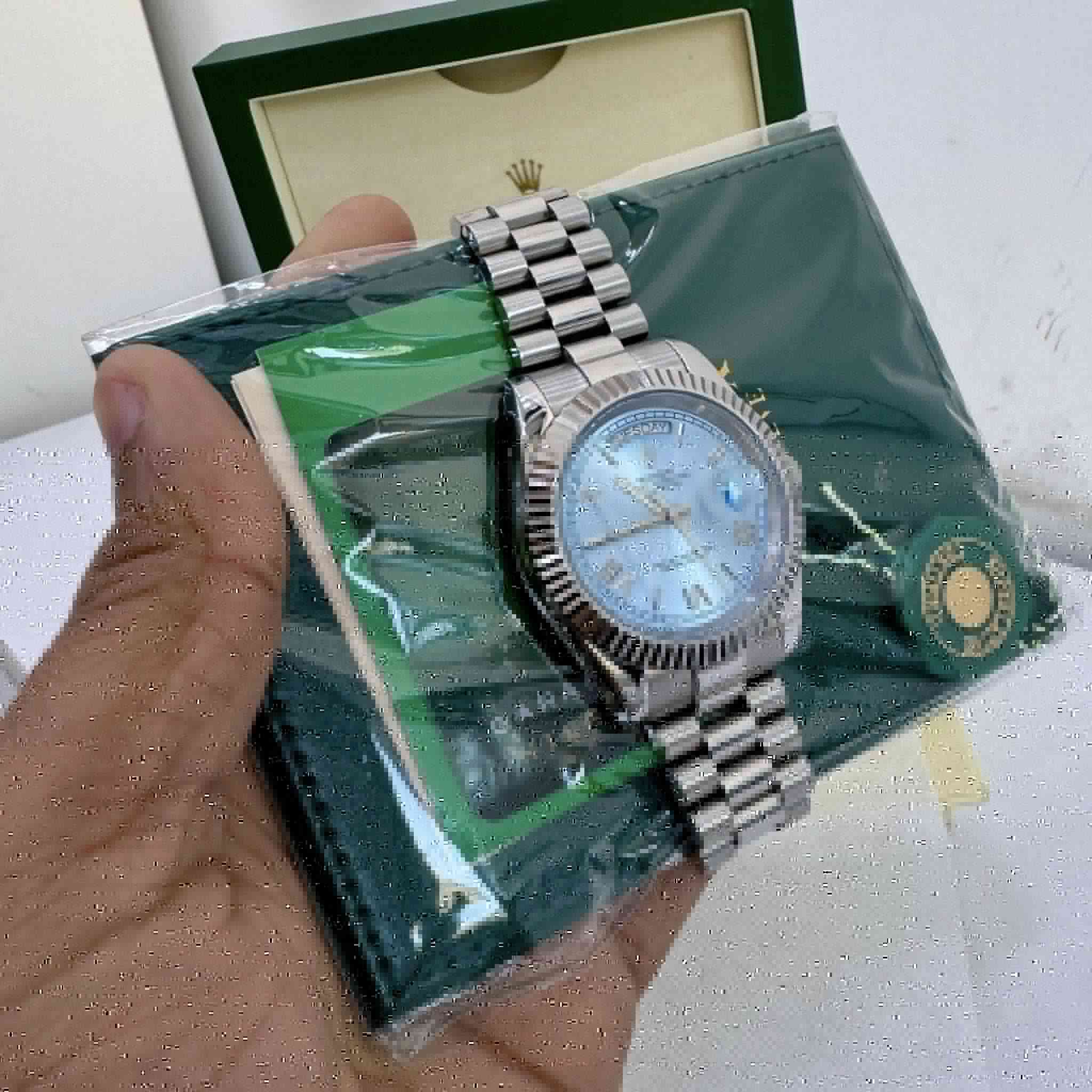 السلام عليكم
رولكس داي ديت
ماستر كوالتي (كوبي)
ملبوسه قليل ونظافه 98‎%‎
سير كامل مع الحلقات المصغره
75.000 مع التوصيل نهائي
استفسار خاص او ***********
