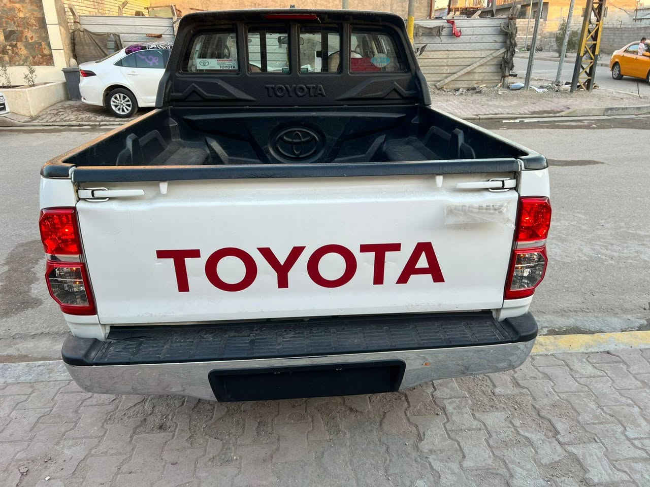 هايلوكس موديل 2014 من نوادر مخزنه سياره جديده خلاص اصل سعودي فول مكفوله كفاله عامه من ضربه وصبغ وتبديل وشخوط وبارد شرط السونار
كويتي  اصلي فول مواصفات 
ماشيه 78 الف حقيقي سبير منازل 
كير اوتوماتيك
داخل لونين ماروني
كشافات ضبابيه
فورويل دفع رباعي 4X4
تخم تاير شركة محرك كير ما مفتوح صدر بوضع الشركة 
كامله للاخير 
مابيها اي نقص حتى سيرفس كامل مدخليها 
رقم بصره دولي بأسمي 
سنويه جديده 
السعر 239 ورقه امريكي سعره مناسب جداً
مكان السيارة بغداد 
للاستفسار اتصل ***********
واسف على الاطاله
